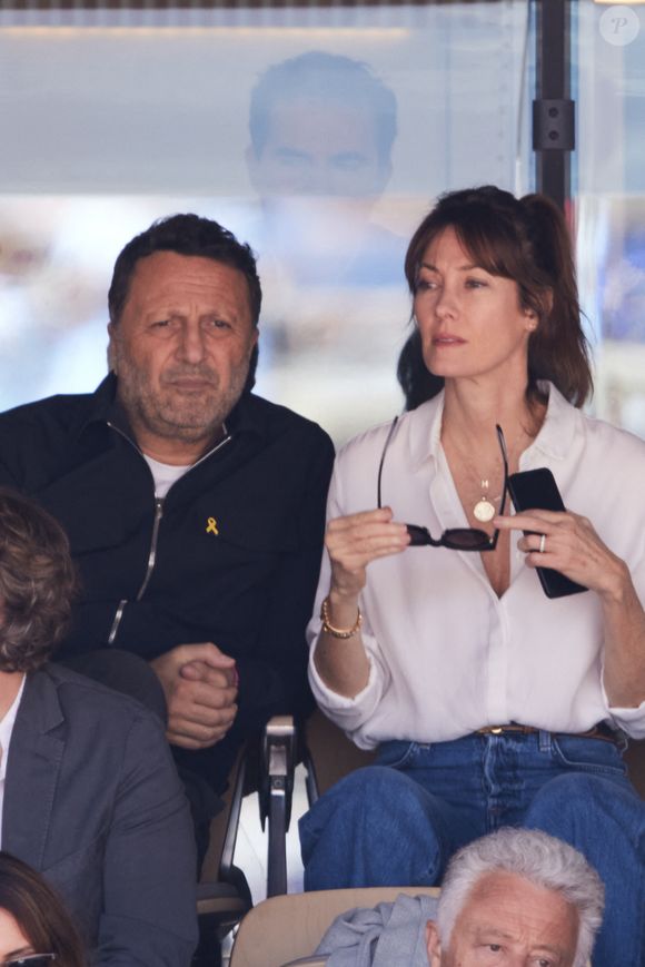Arthur (Jacques Essebag) et sa femme Mareva Galanter - Célébrités dans les tribunes de la finale homme des Internationaux de France de tennis de Roland Garros 2024 à Paris le 9 juin 2024. © Jacovides-Moreau/Bestimage