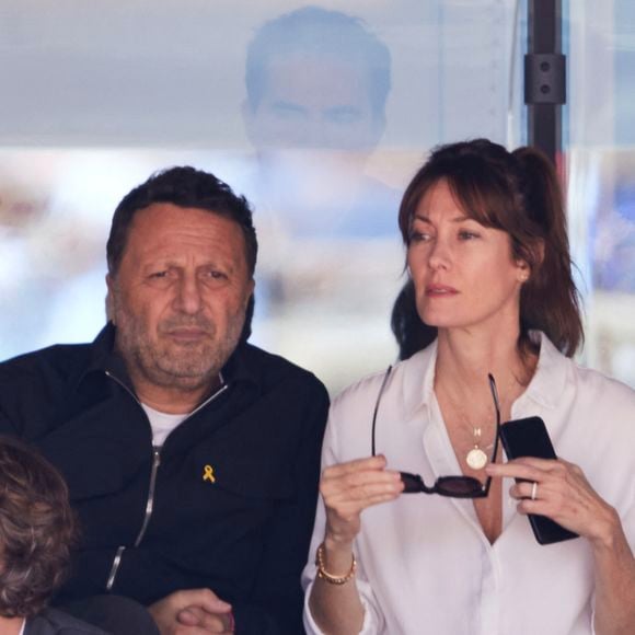 Arthur (Jacques Essebag) et sa femme Mareva Galanter - Célébrités dans les tribunes de la finale homme des Internationaux de France de tennis de Roland Garros 2024 à Paris le 9 juin 2024. © Jacovides-Moreau/Bestimage