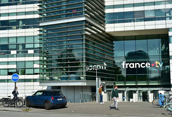 Par ailleurs, Alexandre Kara, directeur de l'information chez France Télévisions, la soutient.

Illustration du siège de France Télévisions à Paris, France, le 29 septembre 2025. France Télévisions aborde une rentrée particulièrement houleuse, sur fond d'attaques frontales visant l'audiovisuel public. © Christian Liewig/Bestimage