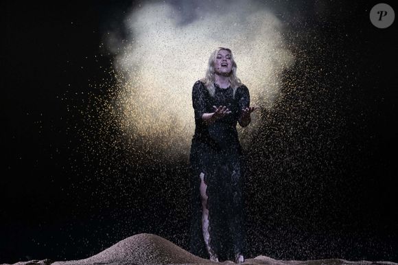 La jeune femme a révélé être atteinte d'une maladie auto-immune. 

Louane a représenté la France à l'Eurovision 2025 avec sa chanson intitulée "Maman". © Baden Roth/ZUMA Press Wire