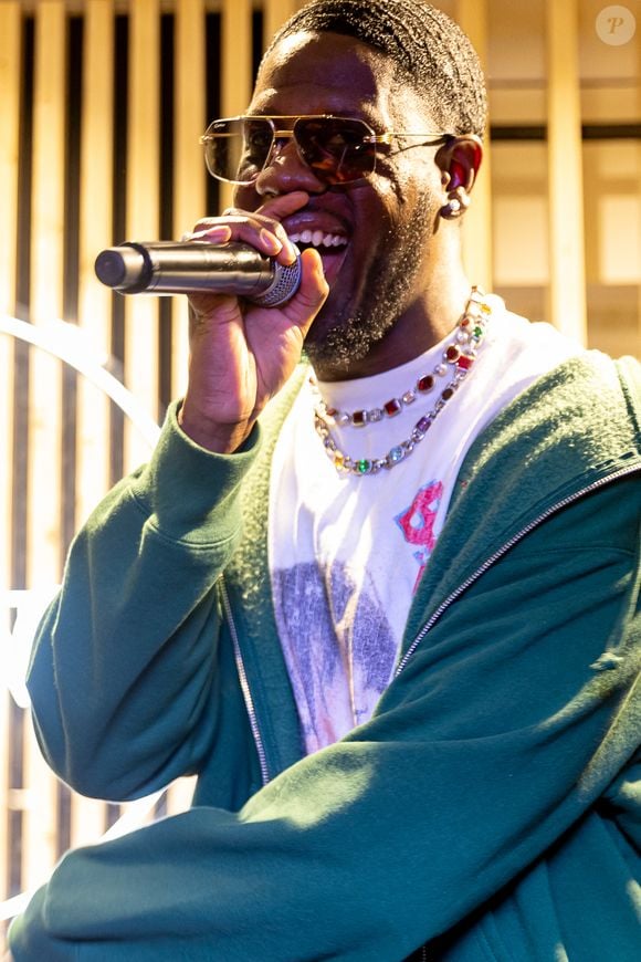 Selon le site RTL, la police a interpellé les malfaiteurs alors qu'ils tentaient de s'introduire chez l'artiste. 

Exclusif - Franglish - Showcase de Franglish au Showroom Pop Up Influence lors du 78ème Festival International du Film de Cannes le 17 ami 2025. © Aurelio Stella / Evenjoy /Bestimage