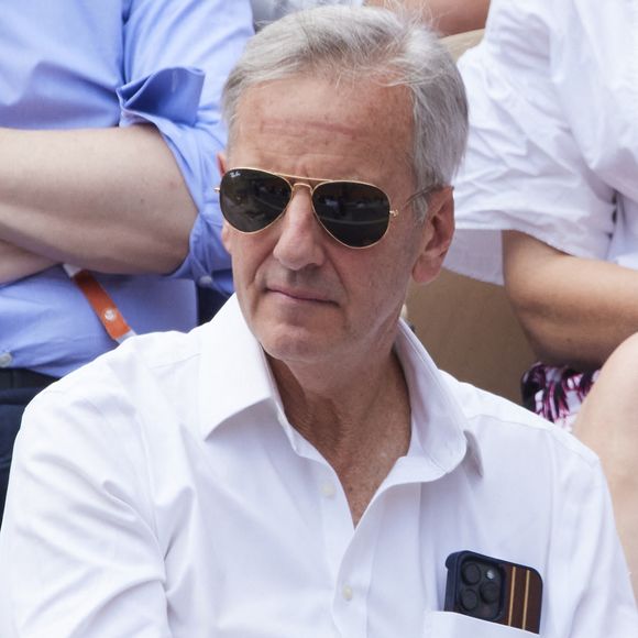D'après les informations de "L'Informé", plusieurs départs ont eu lieu ces derniers temps, la faute à ce flou économique.

Bernard de La Villardière - Célébrités dans les tribunes de la finale Dames des Internationaux de Tennis de Roland Garros à Paris le 8 juin 2024. © Jacovides-Moreau/Bestimage