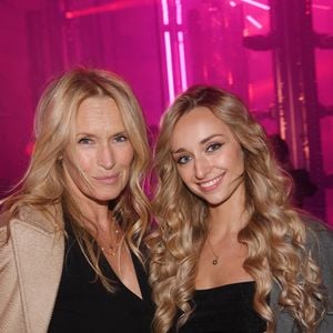 Estelle Lefébure et sa fille Emma Smet - People à la soirée Calzedonia "Calzedomania" au Palais Brongniart à Paris pendant la fashion week femme printemps/été 2023 le 26 septembre 2022.

© Rachid Bellak / Bestimage