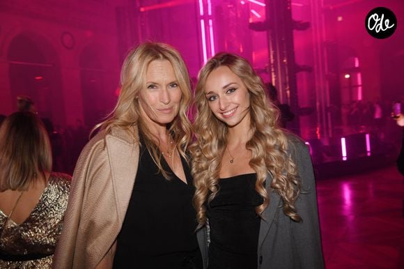 Estelle Lefébure et sa fille Emma Smet - People à la soirée Calzedonia "Calzedomania" au Palais Brongniart à Paris pendant la fashion week femme printemps/été 2023 le 26 septembre 2022.

© Rachid Bellak / Bestimage