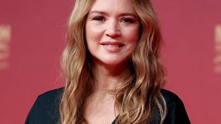"C’est un vieil âge" : à nouveau maman à 46 ans, Virginie Efira ne s’attendait pas à vivre un tel bonheur avec Niels Schneider
