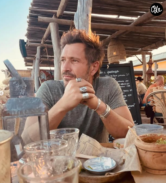 Malgré la fatigue, l'acteur de "Cassandre" se disait "complètement gaga" de sa fille et assurait qu'un simple sourire suffisait à faire oublier les moments difficiles.

© Instagram / Alexandre Varga