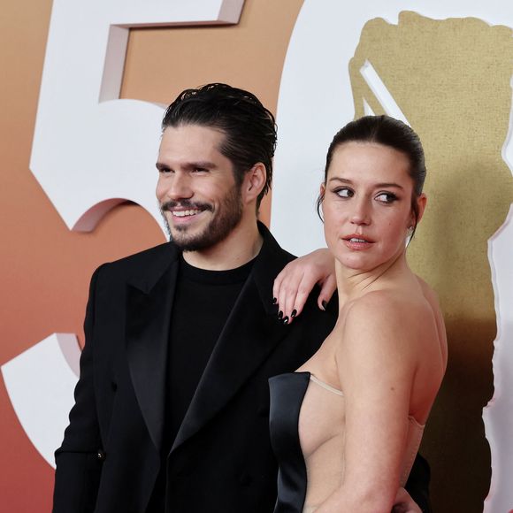 Adèle Exarchopoulos a confié être très amoureuse, sans citer de nom, mais les regards se tournent vers François Civil.

François Civil, Adèle Exarchopoulos au photocall de la 50ème édition de la cérémonie des César à l'Olympia à Paris, France, le 28 février 2025 © Dominique Jacovides - Olivier Borde / Bestimage