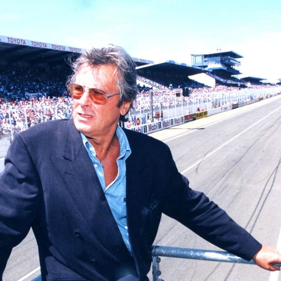 Une animatrice radio est revenue sur son amour impossible avec Alain Delon.

Alain Delon donne le départ des 24 heures du Mans JLPPA / Bestimage