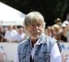 "Je suis très heureux de participer à cet élan de solidarité au profit des sinistrés des incendies de France", a-t-il premièrement lancé

Le chanteur Renaud - Tournoi de pétanque Grand Prix des Personnalités d 'Isle sur la Sorgue dans le Vaucluse (84) le 24 juin 2017
© Eric Etten / Bestimage