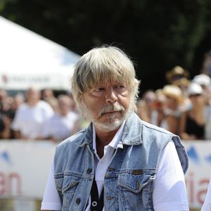 "Je suis très heureux de participer à cet élan de solidarité au profit des sinistrés des incendies de France", a-t-il premièrement lancé

Le chanteur Renaud - Tournoi de pétanque Grand Prix des Personnalités d 'Isle sur la Sorgue dans le Vaucluse (84) le 24 juin 2017
© Eric Etten / Bestimage