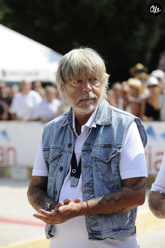 "Je suis très heureux de participer à cet élan de solidarité au profit des sinistrés des incendies de France", a-t-il premièrement lancé

Le chanteur Renaud - Tournoi de pétanque Grand Prix des Personnalités d 'Isle sur la Sorgue dans le Vaucluse (84) le 24 juin 2017
© Eric Etten / Bestimage
