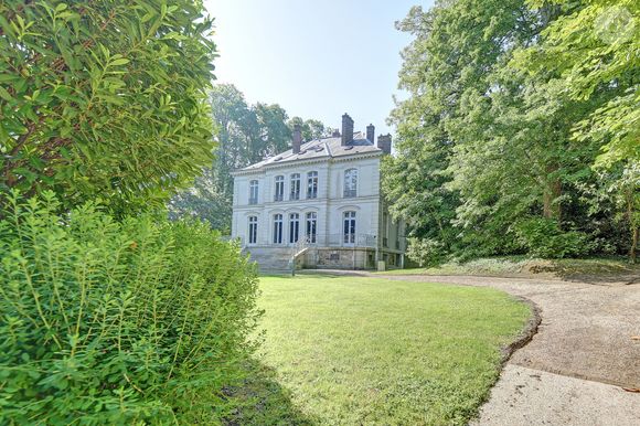 Exclusif - Située à Louveciennes, aux portes de Paris, sur le chemin des impressionnistes, cette belle demeure bourgeoise néo-classique, a été construite au milieu du XIXème siècle, appelée le "Domaine de Voisins", et ayant eu comme illustre propriétaire, Karl Lagerfeld. © Marc Ausset-Lacroix / Bestimage