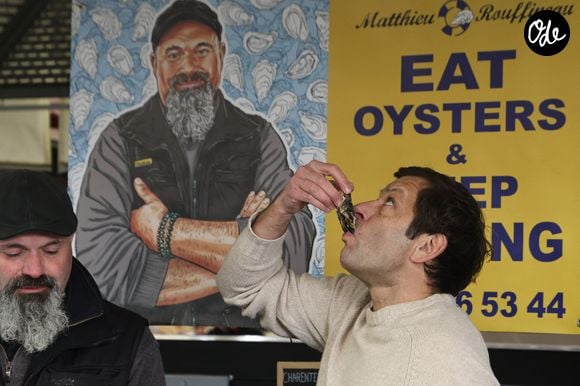Exclusif - Laurent Mariotte à la rencontre des commerçants du Marché des Capucins à Bordeaux, lors du tournage de son émission culinaire "Les petits plats de Laurent", le 21 janvier 2026. 
© Fabien Cottereau / Bestimage