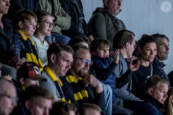 La princesse Victoria de Suède, son mari le prince Daniel et le prince Alexander avec la princesse Estelle et le prince Oscar, les 2 enfants du couple, aux demi-finales de la HockeyAllsvenskan à Stockholm en Suède, le 11 avril 2025