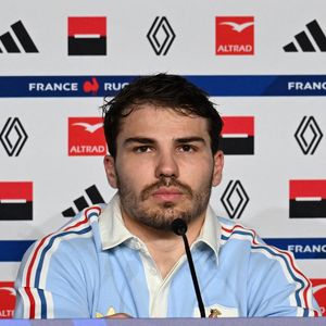 Antoine Dupont en conférence de presse à la veille du match de rugby opposant la France à l'Angleterre lors du tournoi des Six Nations au stade de France à Saint-Denis, le 13 mars 2026. 
© Lionel Urman / Bestimage