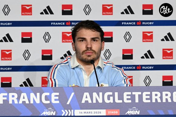 Antoine Dupont en conférence de presse à la veille du match de rugby opposant la France à l'Angleterre lors du tournoi des Six Nations au stade de France à Saint-Denis, le 13 mars 2026. 
© Lionel Urman / Bestimage