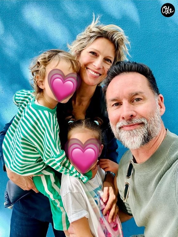 Avant d'accueillir leurs deux enfants, Raphaëlle née en 2019 et Pierce James (appelé Calm) en juin 2023, les deux acteurs se sont unis lors d'une cérémonie organisée dans les Alpes suisses en septembre 2018. 

Alexia Barlier et son mari, l'acteur australien Paul Leyden, ainsi que leurs enfants, Raphaëlle et Pierce James, lors de vacances en France, en septembre 2026.

Instagram @alexiabarlier