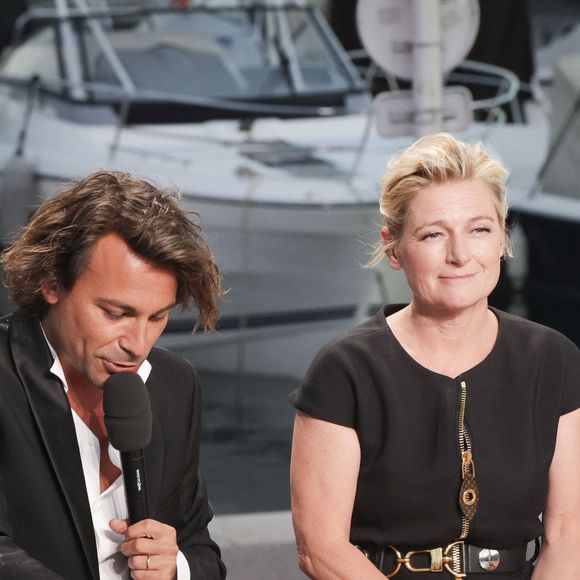 Il remplace Matthieu Noël 
Exclusif - Bertrand Chameroy, Anne-Elisabeth Lemoine - Plateau de l'émission "C à vous" lors du 77ème Festival International du Film de Cannes le 21 mai 2024. © Jack Tribeca/Bestimage  No Web - Belgique et Suisse
