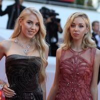 "De hautes bibliothèques remplies de livres reliés" : découvrez l'intérieur de l’appartement parisien des princesses de Bourbon des Deux-Siciles