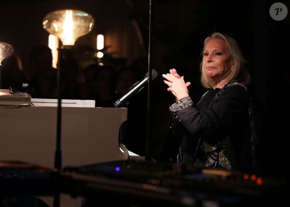 Exclusif - Veronique Sanson en Show Case lors de la soirée anniversaire des 25 ans de la Terrasse de Albane pendant le 79ème Festival International du Film de Cannes, France, le 15 mai 2026. © Denis Guignebourg/Bestimage
