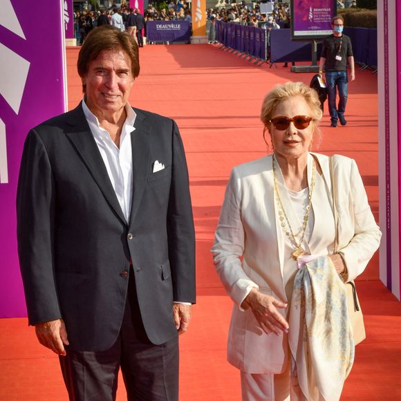 Tony Scotti et Sylvie Vartan assistent à la première de "Les Choses Humaines" et au tapis rouge de la cérémonie de clôture lors du 47ème Festival du Film Américain de Deauville le 11 septembre 2021 à Deauville, France. Photo par Shootpix/ABACAPRESS.COM