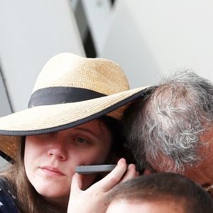 Elie Semoun et sa compagne Aude Fraineau (enceinte) dans les tribunes lors des Internationaux de France de Tennis de Roland Garros 2025. Paris, le 1er Juin 2025. © Dominique Jacovides/Bestimage