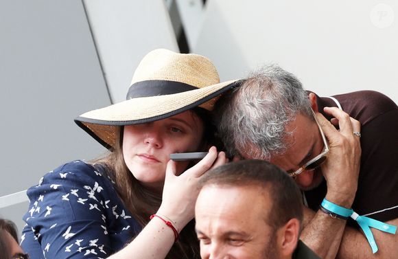 Elie Semoun et sa compagne Aude Fraineau (enceinte) dans les tribunes lors des Internationaux de France de Tennis de Roland Garros 2025. Paris, le 1er Juin 2025. © Dominique Jacovides/Bestimage