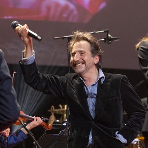 Edouard Baer au concert du gala des 20 ans de la fondation Recherche Alzheimer "2 générations chantent pour la 3ème" à l'Olympia à Paris le 18 mars 2024.

© Cyril Moreau / Bestimage
