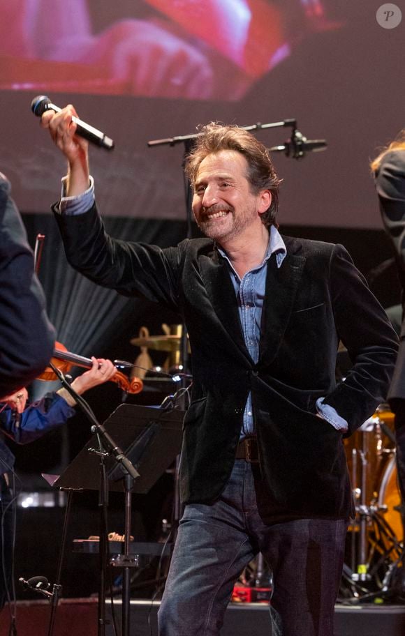 Edouard Baer au concert du gala des 20 ans de la fondation Recherche Alzheimer "2 générations chantent pour la 3ème" à l'Olympia à Paris le 18 mars 2024.

© Cyril Moreau / Bestimage