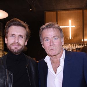 Philippe Lacheau, Franck Dubosc - Dîner de charité Breitling à la Samaritaine pour l'association "Premiers de Cordée" à Paris le 14 novembre 2022. L'associationPremiers de Cordée propose des animations sportives auprès des enfants hospitalisés. ADN de l'association depuis sa création, ce programme comprend de nombreuses actions pour initier un maximum d'enfants malades et/ou en situation de handicap à la pratique sportive. Rachid Bellak/Bestimage
