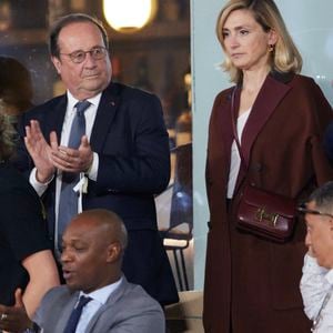 François Hollande et sa femme Julie Gayet assistent au match opposant C. Alcaraz à S. Tsitsipas lors des Internationaux de France de tennis de Roland Garros 2024 à Paris le 4 juin 2024. © Jacovides-Moreau/Bestimage