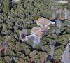 Mise en vente pour 6,25 millions de dollars, leur propriété a été vendue après seulement huit jours, malgré cette tragédie.

Gene Hackman. Le grand acteur a vécu tranquillement loin des projecteurs à Santa Fe, au Nouveau-Mexique. Le domaine se compose de deux propriétés, cette maison unifamiliale de 2367 pieds carrés avec 2 chambres et 1,5 salle de bain, construite en 2000. La plus grande des deux maisons se trouve sur une colline de 12 acres couverte de piñons, à quelques kilomètres au nord de Santa Fe, avec une vue à 360 degrés qui s'étend jusqu'aux montagnes du Colorado. On sait peu de choses sur la résidence que Genes habite avec sa femme Betsy Arakawa. Backgrid USA / Bestimage