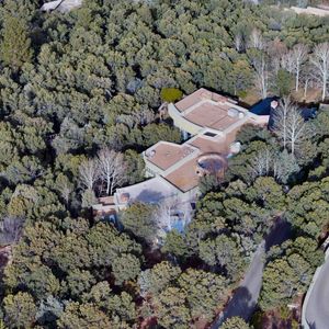 Mise en vente pour 6,25 millions de dollars, leur propriété a été vendue après seulement huit jours, malgré cette tragédie.

Gene Hackman. Le grand acteur a vécu tranquillement loin des projecteurs à Santa Fe, au Nouveau-Mexique. Le domaine se compose de deux propriétés, cette maison unifamiliale de 2367 pieds carrés avec 2 chambres et 1,5 salle de bain, construite en 2000. La plus grande des deux maisons se trouve sur une colline de 12 acres couverte de piñons, à quelques kilomètres au nord de Santa Fe, avec une vue à 360 degrés qui s'étend jusqu'aux montagnes du Colorado. On sait peu de choses sur la résidence que Genes habite avec sa femme Betsy Arakawa. Backgrid USA / Bestimage