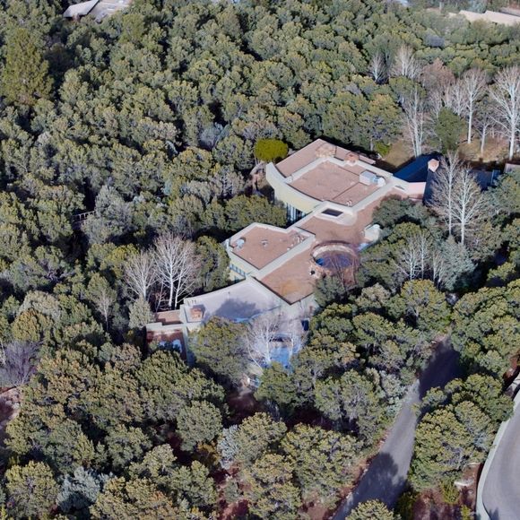 Mise en vente pour 6,25 millions de dollars, leur propriété a été vendue après seulement huit jours, malgré cette tragédie.

Gene Hackman. Le grand acteur a vécu tranquillement loin des projecteurs à Santa Fe, au Nouveau-Mexique. Le domaine se compose de deux propriétés, cette maison unifamiliale de 2367 pieds carrés avec 2 chambres et 1,5 salle de bain, construite en 2000. La plus grande des deux maisons se trouve sur une colline de 12 acres couverte de piñons, à quelques kilomètres au nord de Santa Fe, avec une vue à 360 degrés qui s'étend jusqu'aux montagnes du Colorado. On sait peu de choses sur la résidence que Genes habite avec sa femme Betsy Arakawa. Backgrid USA / Bestimage