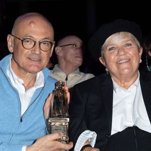 Mimie Mathy a toujours surmonté ses soucis de santé grâce à son entourage familial, donc son compagnon Benoist Gérard.

Mimie Mathy et son mari Benoist Gérard assistent à la cérémonie de clôture du 22e Festival des créations télévisuelles de Luchon, à Luchon, en France, le 8 février 2020. Photo : Aurore Maréchal/ABACAPRESS.COM
