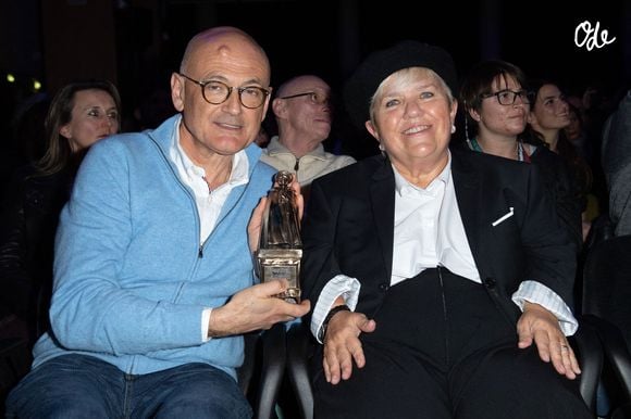 Mimie Mathy a toujours surmonté ses soucis de santé grâce à son entourage familial, donc son compagnon Benoist Gérard.

Mimie Mathy et son mari Benoist Gérard assistent à la cérémonie de clôture du 22e Festival des créations télévisuelles de Luchon, à Luchon, en France, le 8 février 2020. Photo : Aurore Maréchal/ABACAPRESS.COM