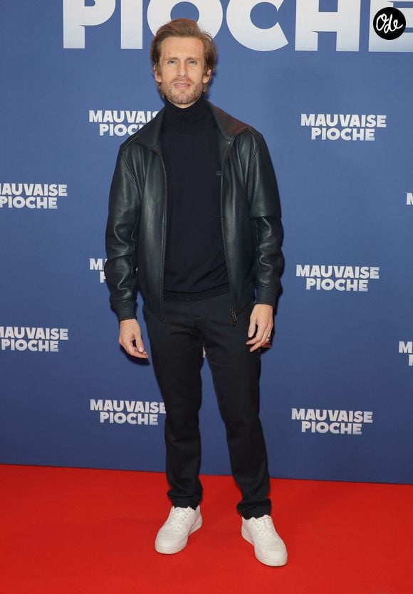 Ils trouvent alors une solution auprès de voisins de leur résidence : "Ils ont emprunté l’argent à la famille Dugimont, qui habitait le bâtiment d’en face." 

Philippe Lacheau - Avant-première du film "Mauvaise pioche" au Publicis Cinémas à Paris le 23 mars 2026. © Coadic Guirec/Bestimage