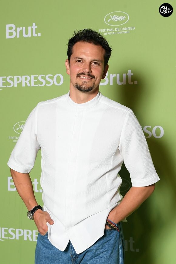 Sous le charme du décor, Cassandre a partagé plusieurs clichés de cette parenthèse ensoleillée sur les réseaux sociaux.

Juan Arbelaez - Soirée Nespresso x Brut 2025 lors du 78ème Festival de Cannes à La Plage Nespresso le 15 mai 2025. © Lionel Urman/Bestimage
