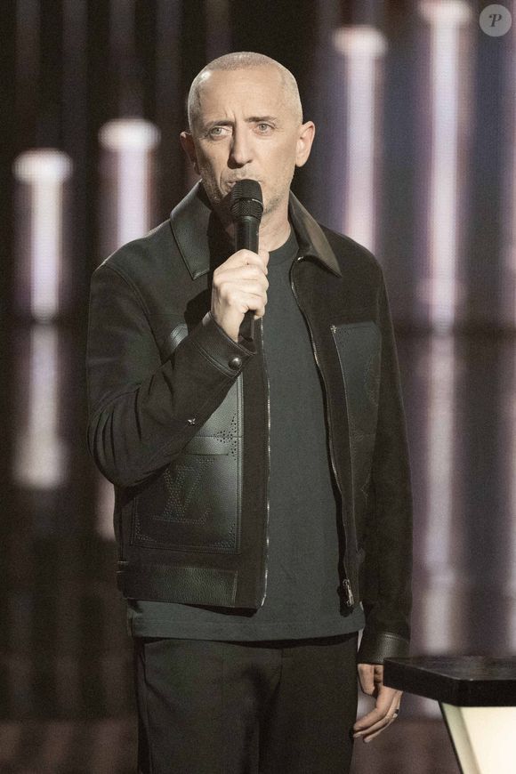 Gad Elmaleh sur scène lors de la 40ème édition des Victoires de la Musique à La Seine Musicale le 14 février 2025 à Boulogne-Billancourt, France. Photo par David NIVIERE/ABACAPRESS.COM