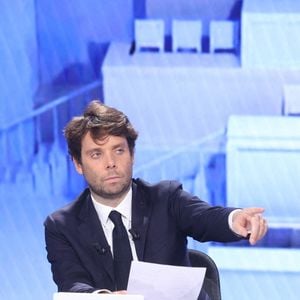 Le journaliste français Benjamin Duhamel photographié lors de l'émission pour le premier tour des élections législatives de 2024 organisée par la chaîne de télévision française BFMTV à Paris, France, le 30 juin 2024. Photo par Jerome Domine/ABACAPRESS.COM
