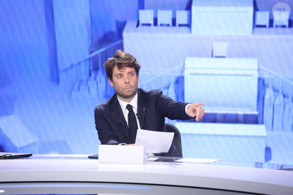 Le journaliste français Benjamin Duhamel photographié lors de l'émission pour le premier tour des élections législatives de 2024 organisée par la chaîne de télévision française BFMTV à Paris, France, le 30 juin 2024. Photo par Jerome Domine/ABACAPRESS.COM