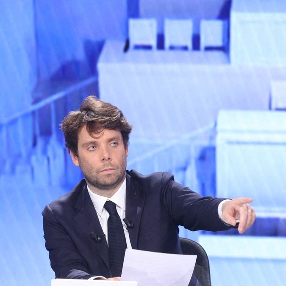 Le journaliste français Benjamin Duhamel photographié lors de l'émission pour le premier tour des élections législatives de 2024 organisée par la chaîne de télévision française BFMTV à Paris, France, le 30 juin 2024. Photo par Jerome Domine/ABACAPRESS.COM