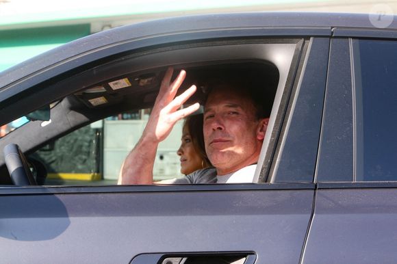 Ben Affleck, sans son alliance, et sa femme Jennifer Lopez sont tout sourire à bord de leur voiture (BMW i7M) après un après-midi en famille au cinéma Aero à Los Angeles, le 19 mai 2004. Backgrid USA / Bestimage