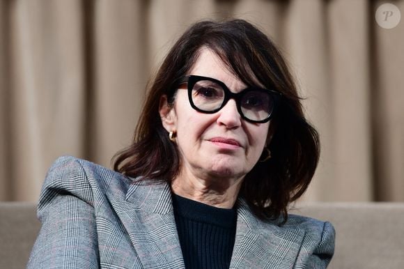Zabou Breitman lors de la 164e vente des Hospices de Beaune sous les Halles de Beaune le 17 novembre 2024. © Romain Doucelin / Bestimage