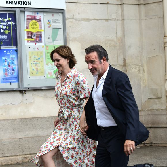No Web - Nathalie Péchalat et son mari Jean Dujardin - Mariage de Claude Lelouch à la mairie du 18ème à Paris. Le 17 juin 2023