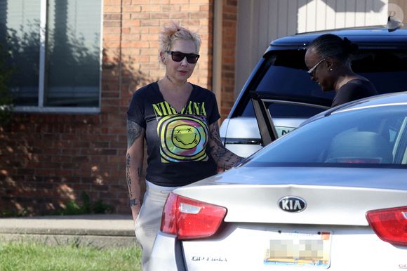 Kim Mathers, l'ex-femme du rappeur Eminem, a été aperçue devant son domicile à Chesterfield, dans le Michigan, le 14 octobre 2025. On la voit ici, les cheveux teints en rose et vêtue d'un t-shirt Nirvana, le 21 octobre 2025 dans le Missouri, aux États-Unis. Photo de Matt Symons/The Sun/News Licensing/ABACAPRESS.COM