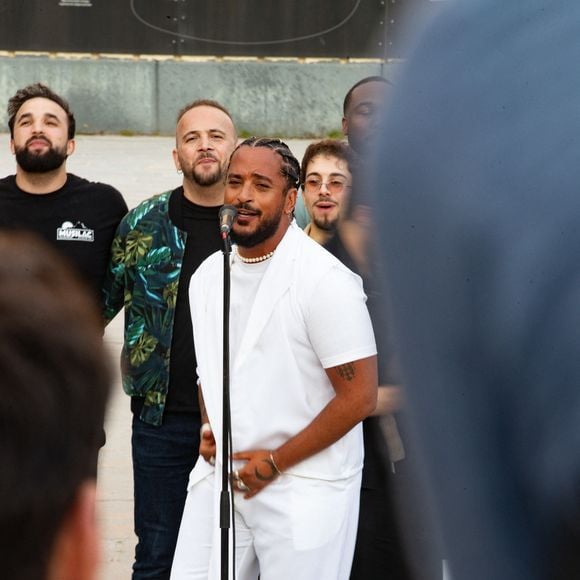 Une décision difficile qui n'entache pas son bonheur prochain 
Exclusif - Slimane interprète sa nouvelle chanson "Résister" sur le parvis de Notre-Dame à Paris. Le 6 juin 2024. 
A quelques jours de la sortie de ce nouveau single, le chanteur a fait un happening étonnant hier soir à 20h30 entouré de 30 choristes. Ces images tournées intégreront le clip qui, lui aussi, sortira prochainement.
© Christophe Clovis / Bestimage