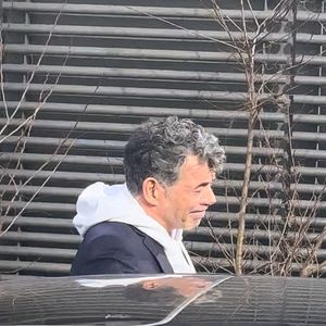Stéphane Plaza en larmes à la sortie de son procès après avoir été reconnu coupable de "violences habituelles par concubin" et condamné à 12 mois de prison avec sursis, à Paris, France, le 18 février 2025. L'agent immobilier de 54 ans est jugé pour "violences physiques et/ou psychologiques habituelles par concubin" entre 2018 et 2022 sur une ancienne compagne, Amandine, ainsi que pour "violences psychologiques habituelles par concubin" sur Paola, entre 2021 et 2022. © Florian Savina/Bestimage