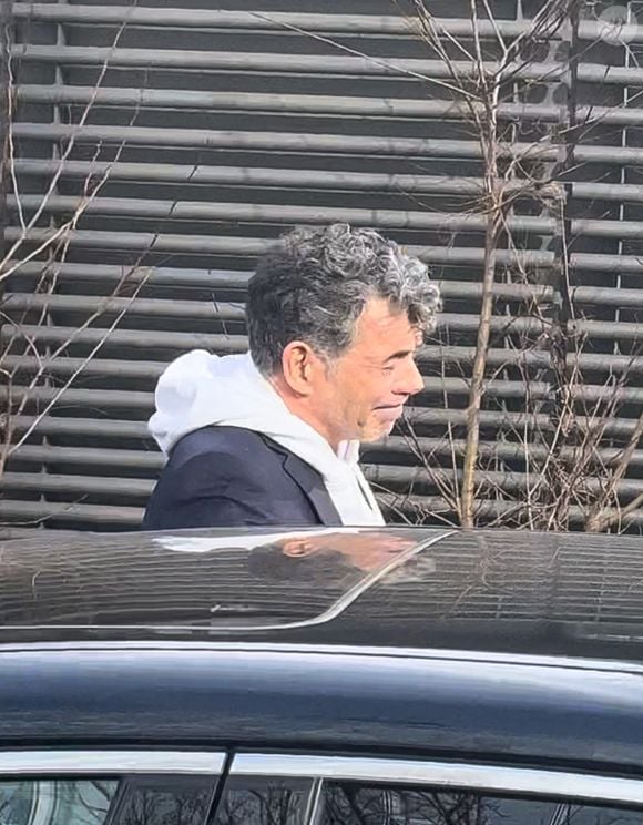 Stéphane Plaza en larmes à la sortie de son procès après avoir été reconnu coupable de "violences habituelles par concubin" et condamné à 12 mois de prison avec sursis, à Paris, France, le 18 février 2025. L'agent immobilier de 54 ans est jugé pour "violences physiques et/ou psychologiques habituelles par concubin" entre 2018 et 2022 sur une ancienne compagne, Amandine, ainsi que pour "violences psychologiques habituelles par concubin" sur Paola, entre 2021 et 2022. © Florian Savina/Bestimage