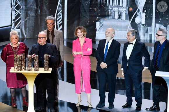 Christian Clavier, Michel Blanc, Josiane Balasko, Thierry Lhermitte, Marie-Anne Chazel, Gérard Jugnot et Bruno Moynot lors de la 46e édition de la cérémonie des César du cinéma à l'Olympia à Paris, France, le 12 mars 2021. Photo by Pierre Villard/Pool/ABACAPRESS.COM